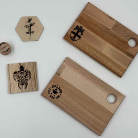 Verschiedene Holzprodukte, gelasert